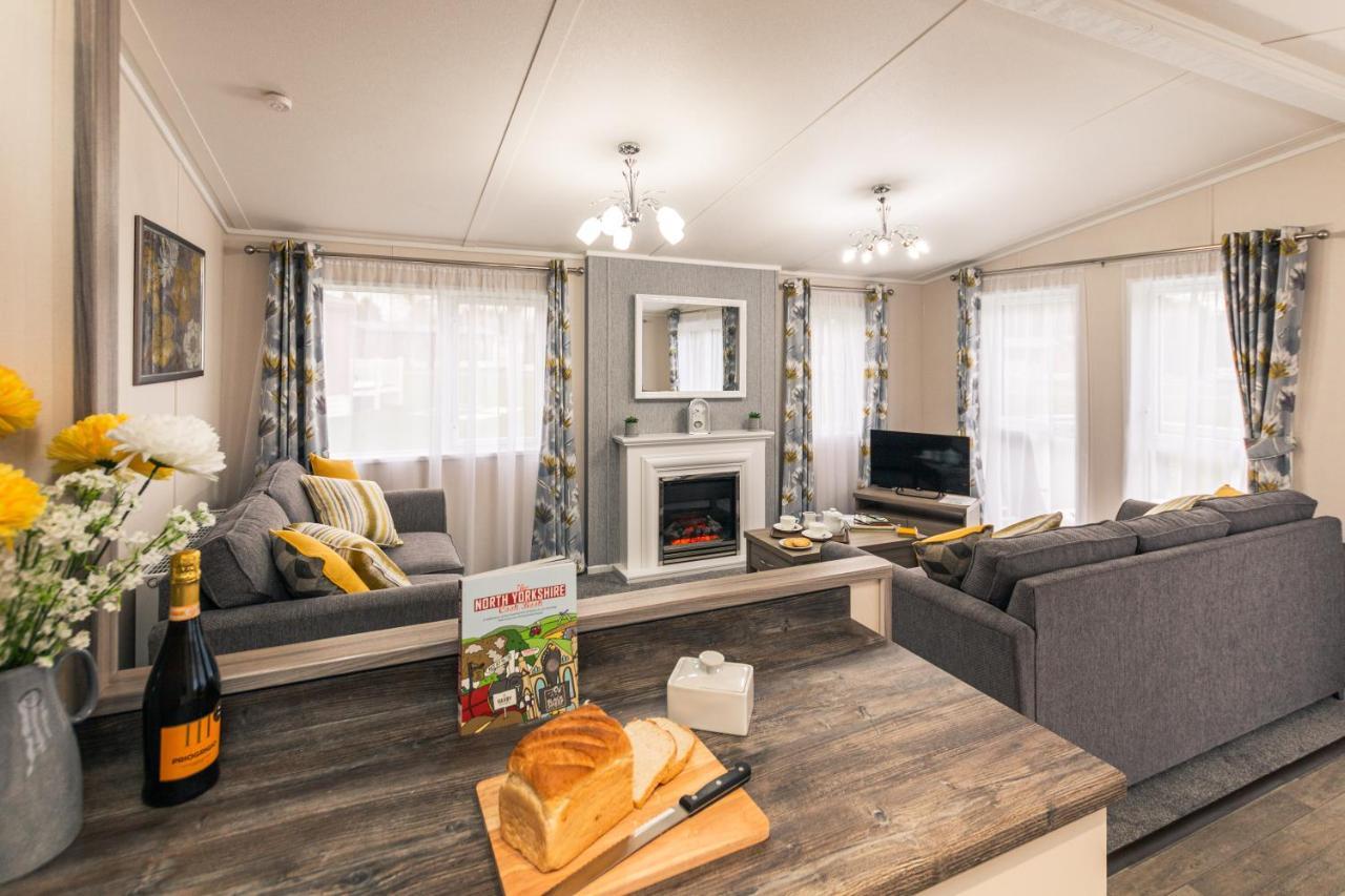 Honeysuckle Lodge With Hot Tub Йорк Екстериор снимка